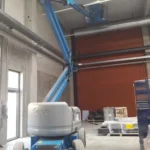 Montage-eines-Rauchmelders-mit-Teleskoparbeitsbühne